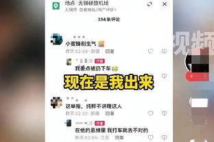 梅西抵达球场心情很好，挥手向呼喊的球迷示意